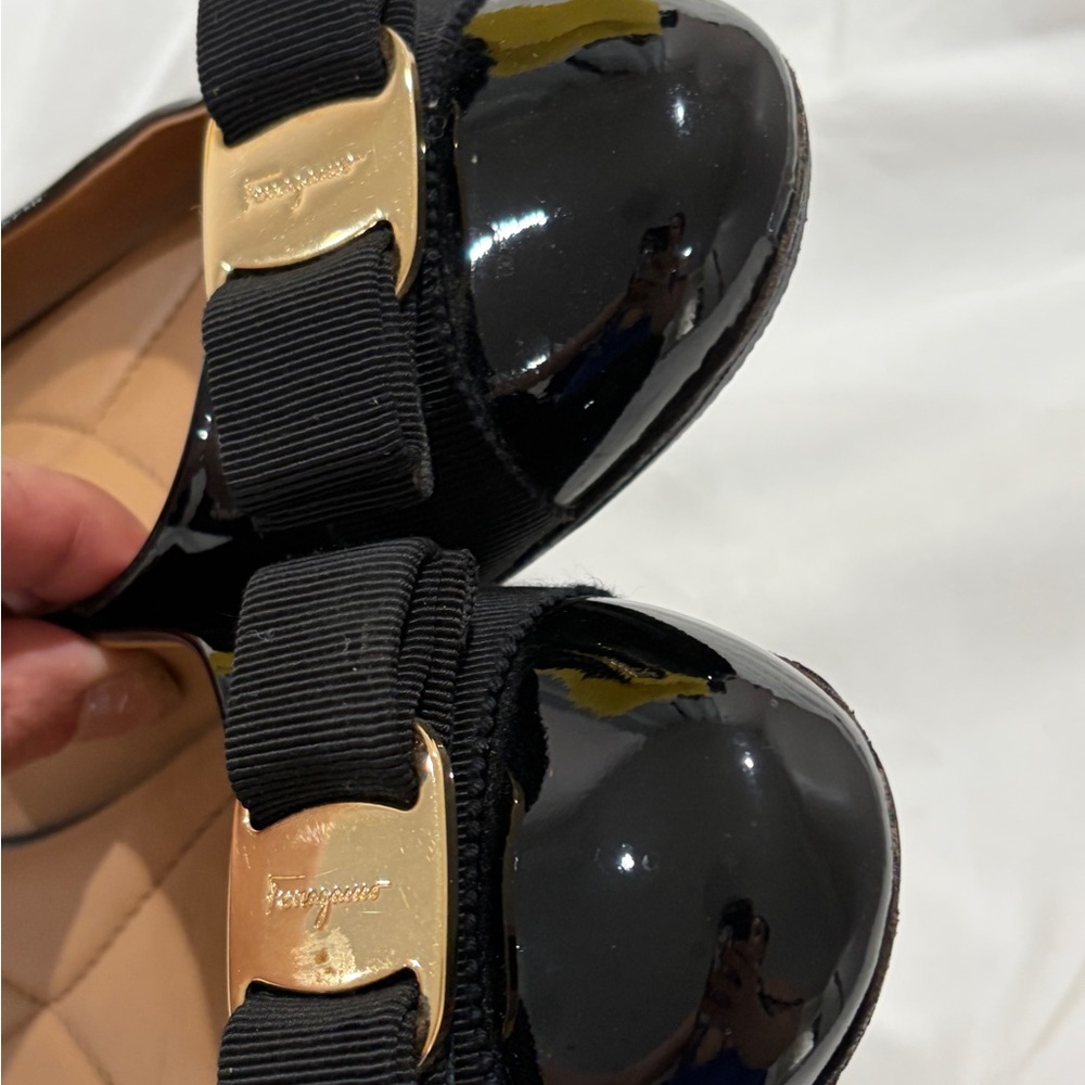 Salvatore Ferragamo Black Patent Vara Bow Flats with Gold Logo - Picture 4 of 7